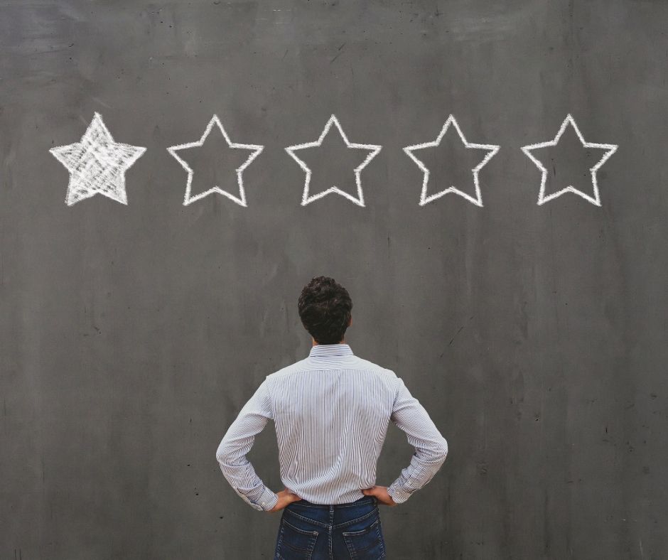 Employer looking at review stars - How Poor Offboarding Damages Employer Reputation